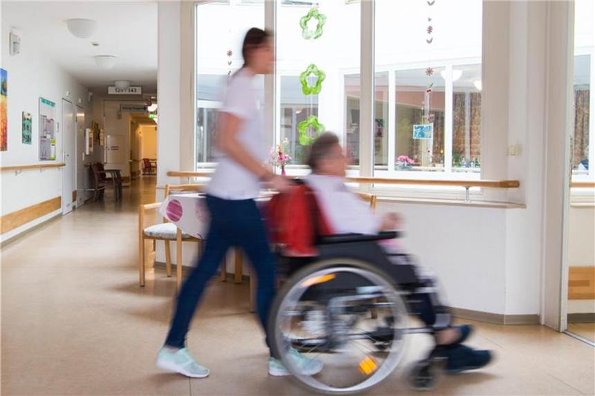 Kabinett will 13.000 zusätzliche Pflegejobs schaffen Gesundheitsminister Spahn will ein Gesetz einbringen, das die Personalnot in der Pflege lindern soll. Foto: Christophe Gateau