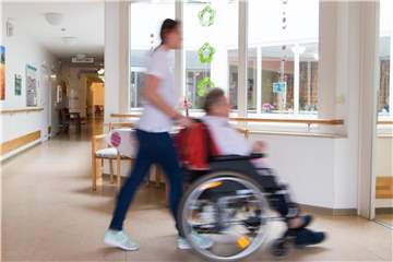 Gesundheitsminister Spahn will ein Gesetz einbringen, das die Personalnot in der Pflege lindern soll. Foto: Christophe Gateau