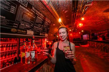 Getränke gibt‘s im Weinkeller nur noch ohne Strohhalm. Betriebsleiterin Steffi Oecking will den Club sukzessive nachhaltiger gestalten.