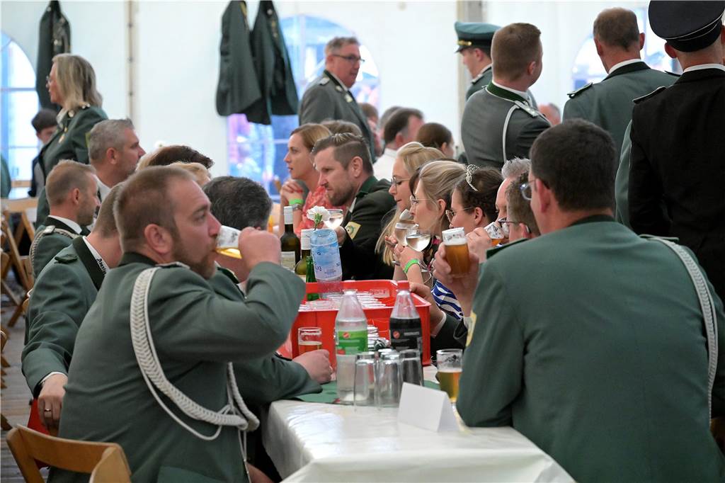Männer und Frauen trinken Bier und Wasser.