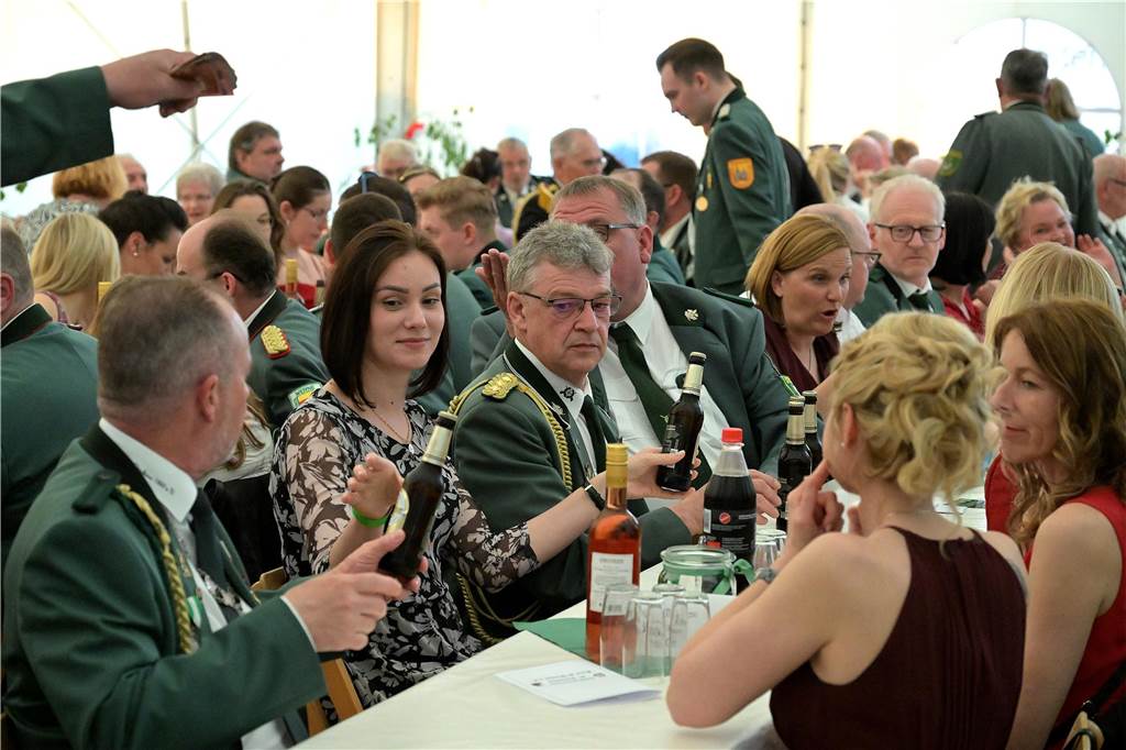 Männer und Frauen trinken Bier und Wasser.
