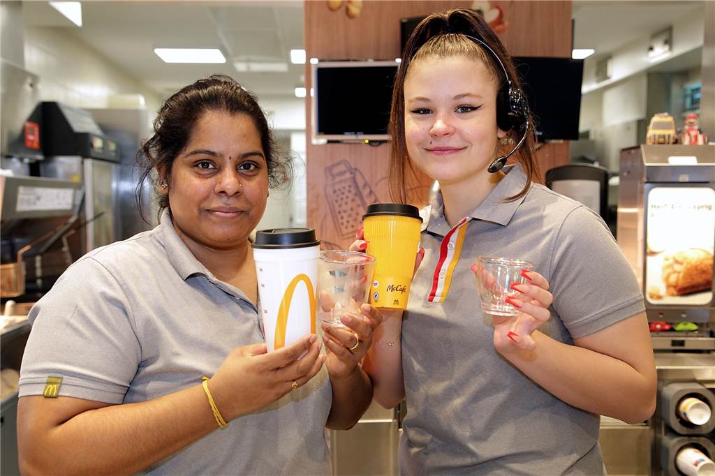 Restaurants in Haltern müssen Mehrweggeschirr anbieten Zwei Mitarbeiterinnen von McDonalds zeigen Mehrweg-Becher