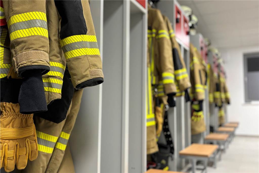 Feuerwehr Erle zieht nach eineinhalb Jahren in neuen Anbau Neue Umkleiden im neuen Anbau de Gerätehauses der Feuerwehr Erle