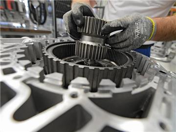 Getriebefertigung in einem Werk der ZF Friedrichshafen AG: Trotz flauen Geschäfts hat der Maschinenbau im vergangenen Jahr rund 10 000 neue Jobs geschaffen. Foto: Felix Kästle