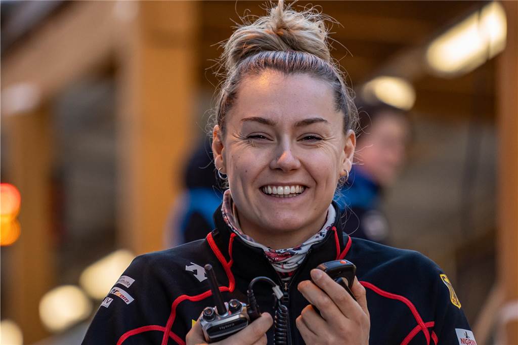 Rückkehr zu den Wurzeln: Laura Nolte mit vielen Erinnerungen Geübt am Funk und im Cockpit: Bobpilotin Laura Nolte