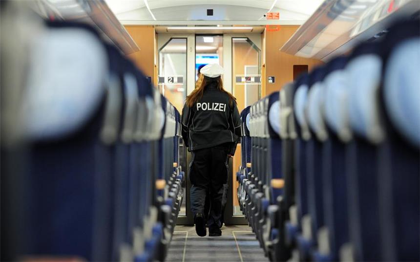 NRW reagiert auf Gewalt - Kontrollen mit Hunden Gewalt gegen Fahrgäste und Bahnpersonal hat in NRW in der vergangenen Zeit stark zugenommen.