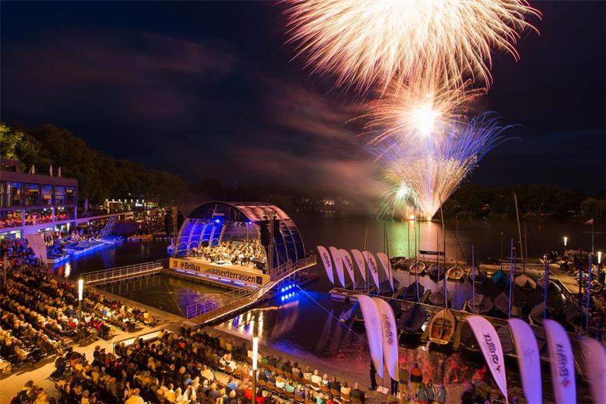 Münsters Aasee strahlt unter barockem Goldregen Gewaltiger Goldregen fiel beim großen Finale vom Himmel.