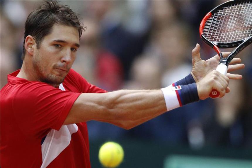 Noch keine Vorentscheidung: 1:1 in beiden Halbfinals Gewann sein Auftaktspiel gegen den Franzosen Lucas Pouille: Der Serbe Dusan Lajovic. Foto: Michel Spingler