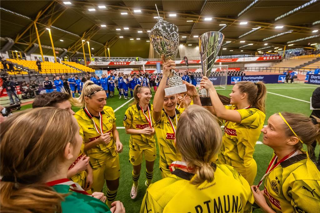 Dortmunder Hallenstadtmeisterschaft 2024/2025: Termine, Teilnehmer, Hallen und der Modus Die Fußballerinnen von Borussia Dortmund bejubeln den Gewinn der Frauen-Hallenstadtmeisterschaft 2023/24.