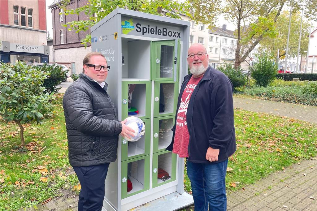 4-Meter-Weihnachtsbaum gestohlen: Gewerbeverein in Mengede stinksauer Gewerbeverein-Vorsitzender Christopher Wolff (l.) und Pressewart Ingo Plettner am Verleihschrank im Amtshauspark. Es gibt noch zwei weitere.