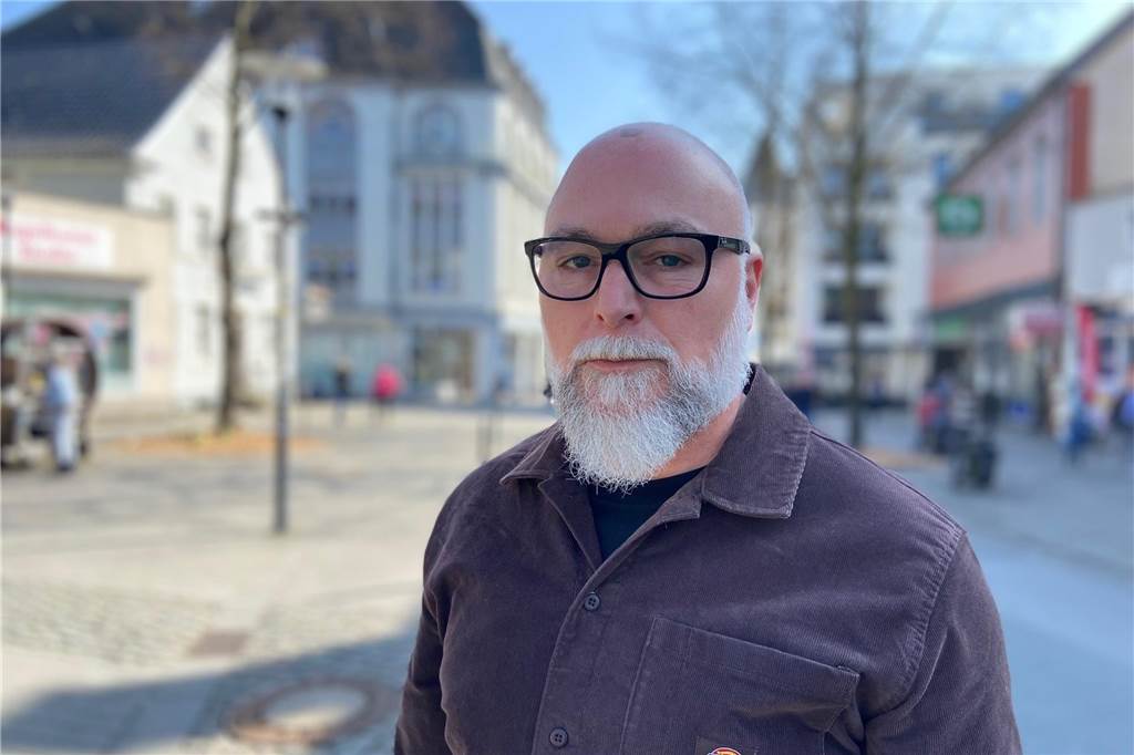„Du bist die Schlechteste von allen“: Mobbing-Vorwürfe im Jugendamt Gewerkschaftssekretär Christian Seyda steht auf dem Postplatz in Schwerte.
