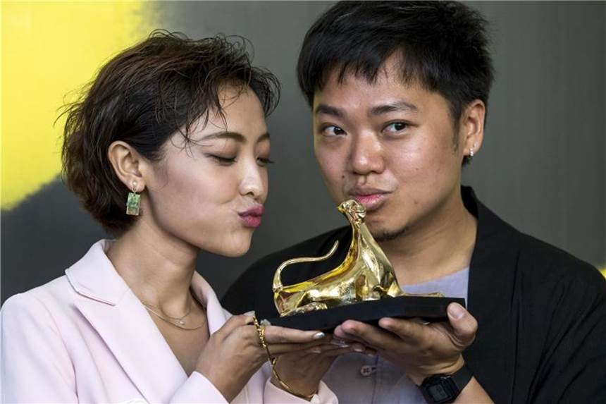 Gewinner Yeo Siew Hua (r) aus Singapur und Schauspielerin Luna Kwok aus China ,it dem Goldenen Leoparden. Foto: Alexandra Wey