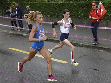 Gewinnerin Christelle Daunay (r) zieht an der Zweiten Valeria Straneo vorbei. Foto: Jean-Christophe Bott