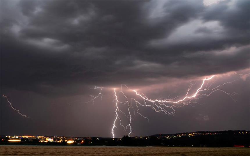 Warum Gewitter im Sommer immer heftiger werden Gewitter werden durch die globale Erdwärmung immer heftiger.