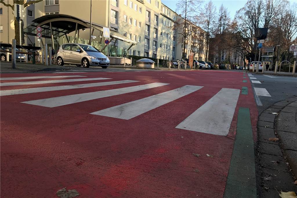Achtung, Unfallgefahr! Neue Fahrradstraße in Dortmund hat ihre Tücken Gewohnheitsbedürftig ist die Vorfahrtsregelung für die Fahrradstraße - etwa an der Kreuzung mit der Kreuzstraße.