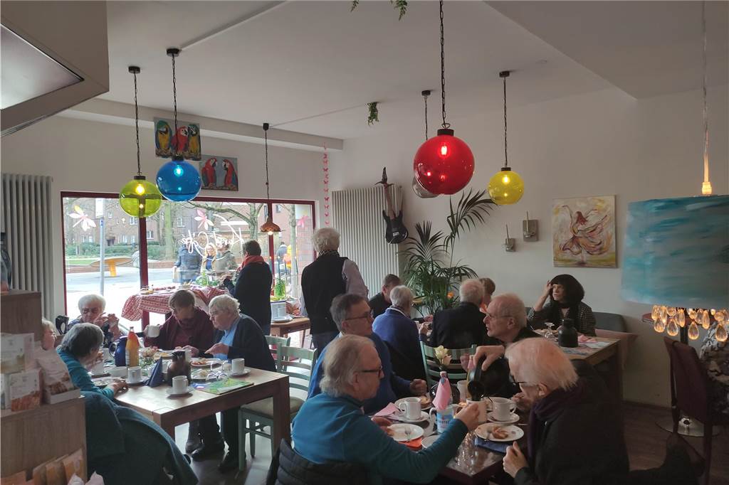 Kunstcafé in Lünen: Neustart mit vielen Gästen und einem Geburtstagskind Gewohnt bunt und gut besucht zeigte sich das Kunstcafé am neuem Standort an der Münsterstraße 9 am Eröffnungstag.