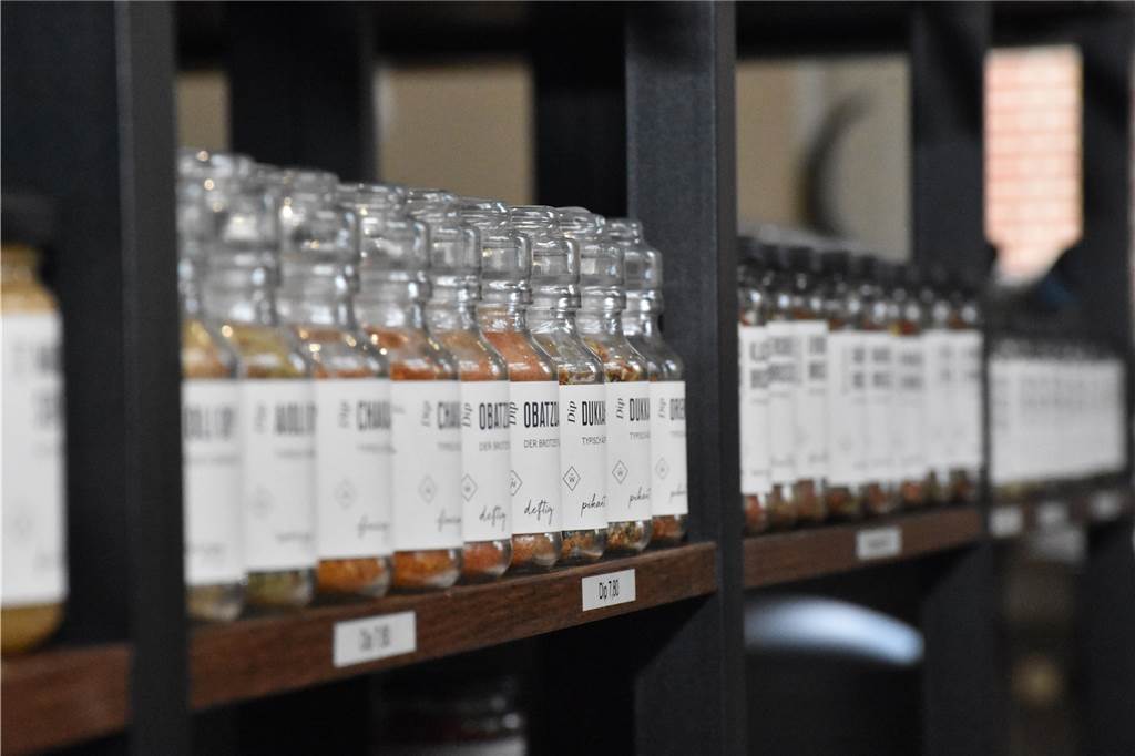 Café, Feinkost, Weinproben: „Taste it“ will alle Geschmäcker bedienen Gewürze über Gewürze – von Klassikern bis zu Exoten – finden sich in den Regalen des "Taste it".