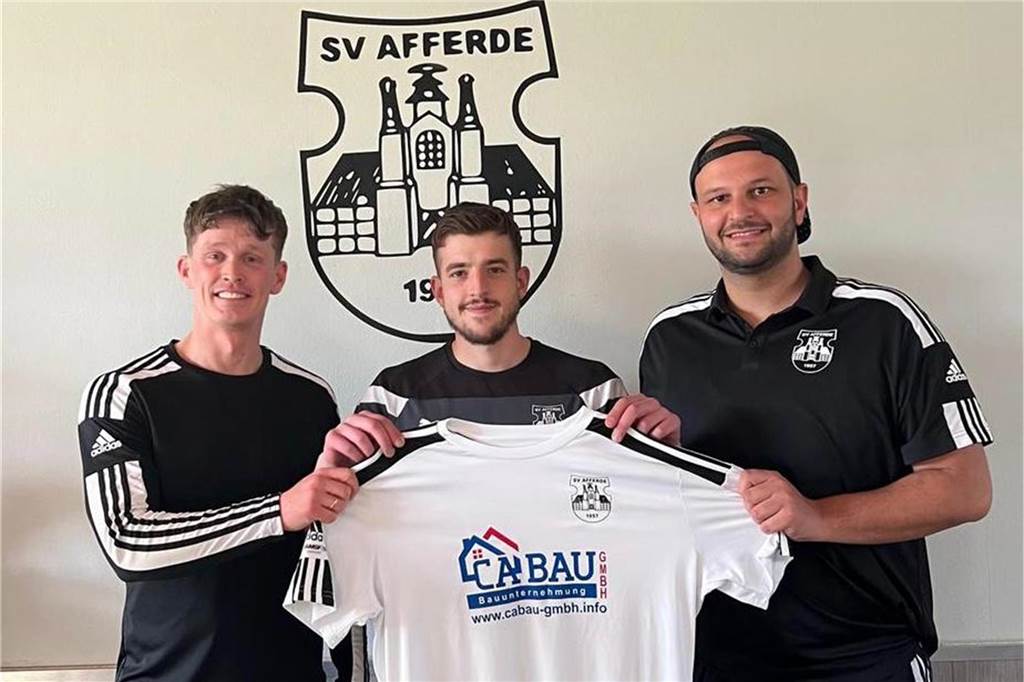 Nach dem Afferder Aufstieg: Nächste Verstärkung vom VfL Kamen im Anmarsch Gezim Losaj vom VfL Kamen gab dem Afferder Trainer-Duo mit Lorenz Wagener (l.) und Angelo Lo Giudice (r.) die Zusage.