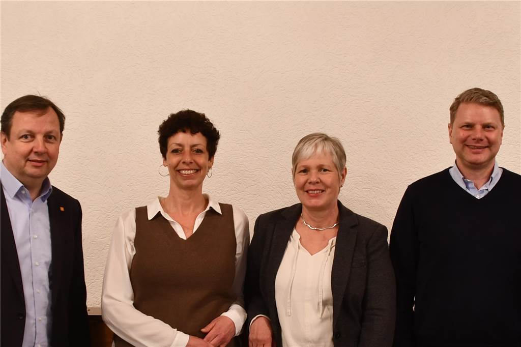 GFL unterstützt Klage zum Grünflächenerhalt Klöters Feld GFL-Vorsitzender Johannes Hofnagel (l.) und Finanzvorstand Anja Lueg (2.v.l.) freuen sich über die Wahl von Susanne Großkrüger (M.) zur 2. stellv. Vorsitzenden und der Wahl von Frank Kittel in den Vorstand.