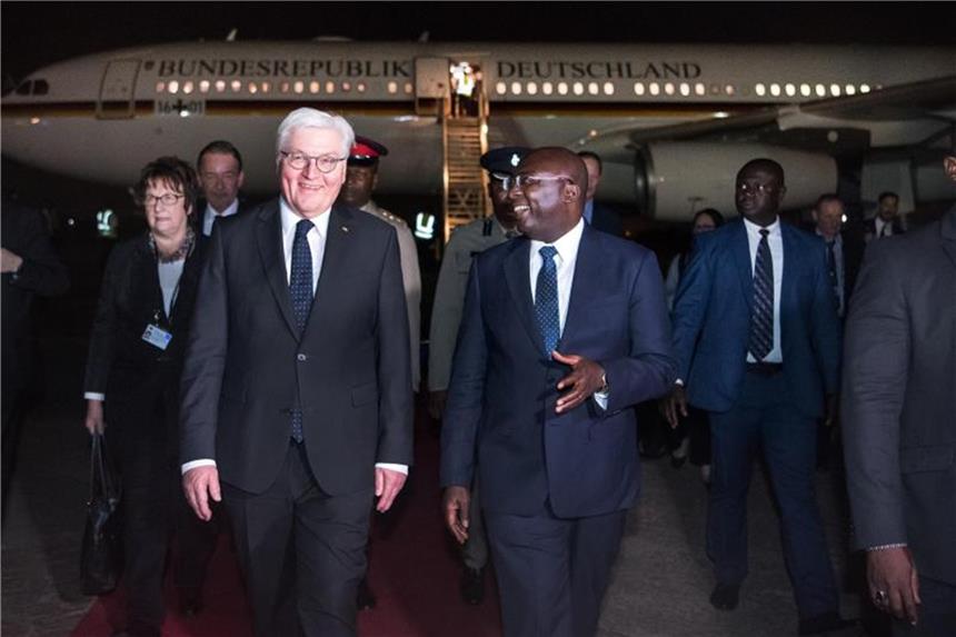 Steinmeier in Ghana: Reformpartnerschaft statt Flucht Ghanas Vize-Präsident Mahamudu Bawumia empängt Bundespräsident Frank-Walter Steinmeier auf dem Flughafen in Accra. Foto Bernd von Jutrczenka Foto: Bernd von Jutrczenka