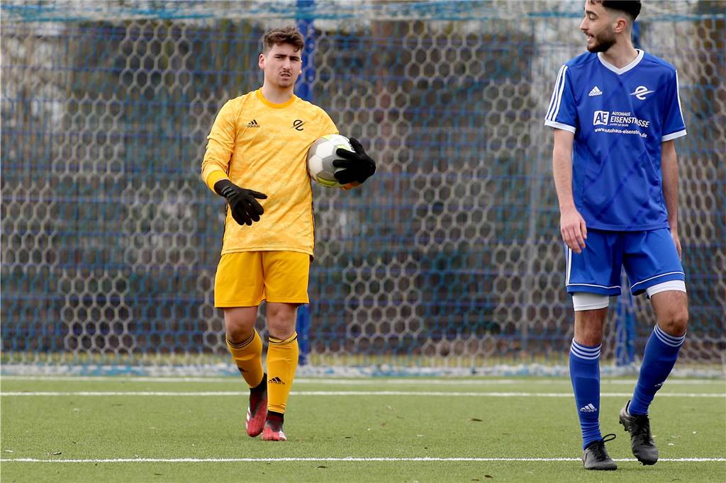 Abwehr des VfB Westhofen weist Top-Werte auf: Nur ein Dortmunder Klub ist noch besser Torwart Gianluca Caruso hält den Ball mit der linken Hand fest