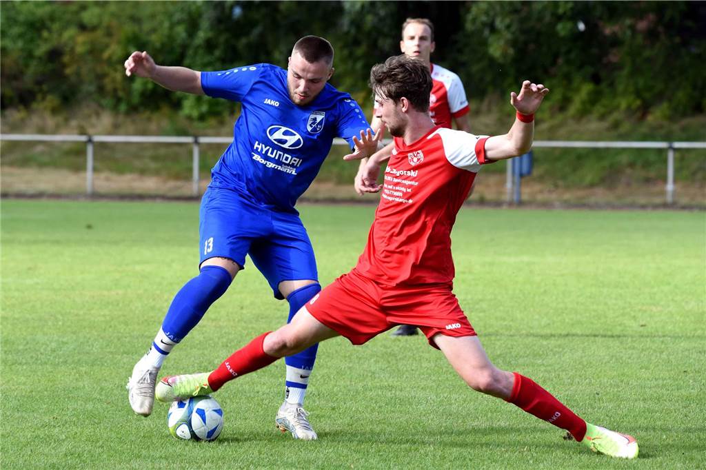 SV Altendorf holt zwei Neue und verlängert mit Rene Rembowicz Gianluca John im Zweikampf