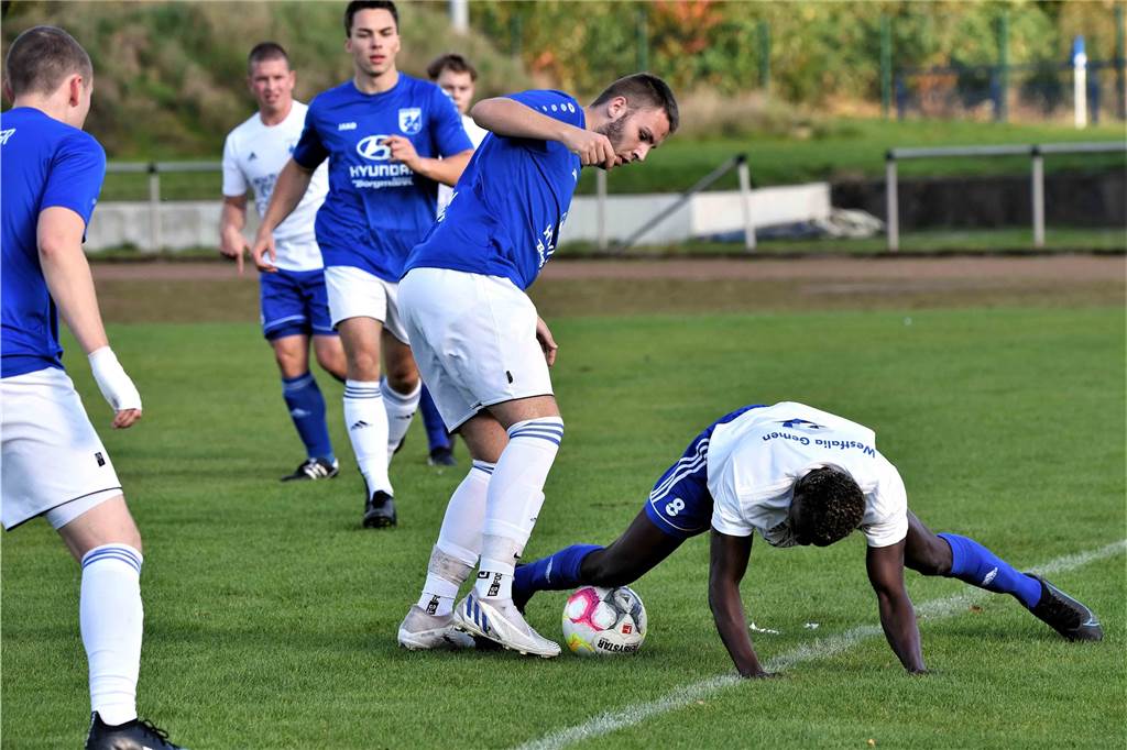 Blau-Weiß Wulfen kann wieder ruhiger schlafen - dank Poldi und Johnny Gianluca John im Zweikampf