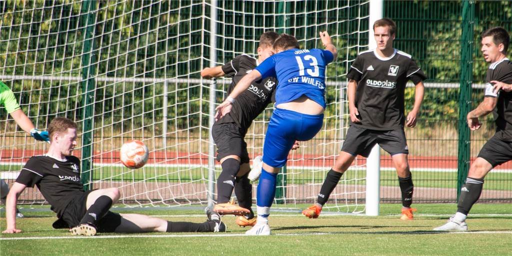 Sythen verliert trotz langer Überzahl - vom Trainer gibt‘s dennoch Lob Gianluca John von BW Wulfen (blau) entscheidet nach einer Ecke das Spiel gegen den TuS Sythen - wenige Minuten vor dem Schlusspfiff trifft er hier zum 2:0 für die Gäste.