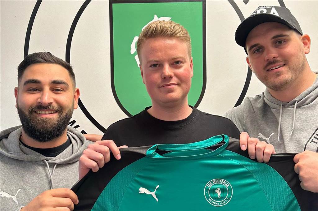 Westfalia Wethmar schnürt Transfer-Doppelpack vom SV Preußen Wethmar-Co Emre Tikici (l.) und Trainer Dominik Ciernioch (r.) begrüßen Neuzugang Gianluca Kösling (m.)