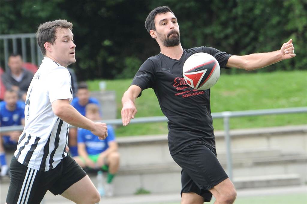Gianluca Zocco (re.), hier bei der Stadtmeisterschaft gegen den SC Hennen, führte die erste Mannschaft der SG Eintracht Ergste zum 4:0-Sieg im Vereinsduell der Kreisliga B gegen die eigene „Zweite“.