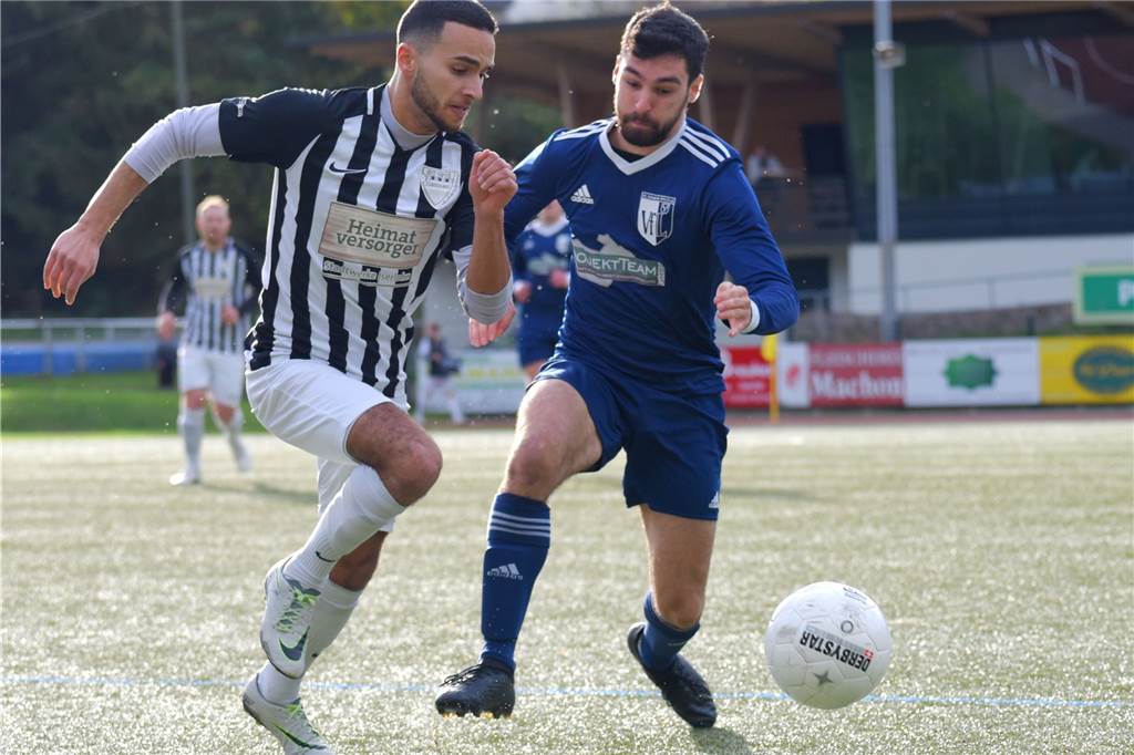 Die SG Eintracht Ergste geht neue Wege und verpflichtet ein Spielertrainer-Gespann Gianluca Zocco (re.) spielt in der laufenden Saison noch für den VfL Schwerte, hier im Spiel beim SC Hennen.