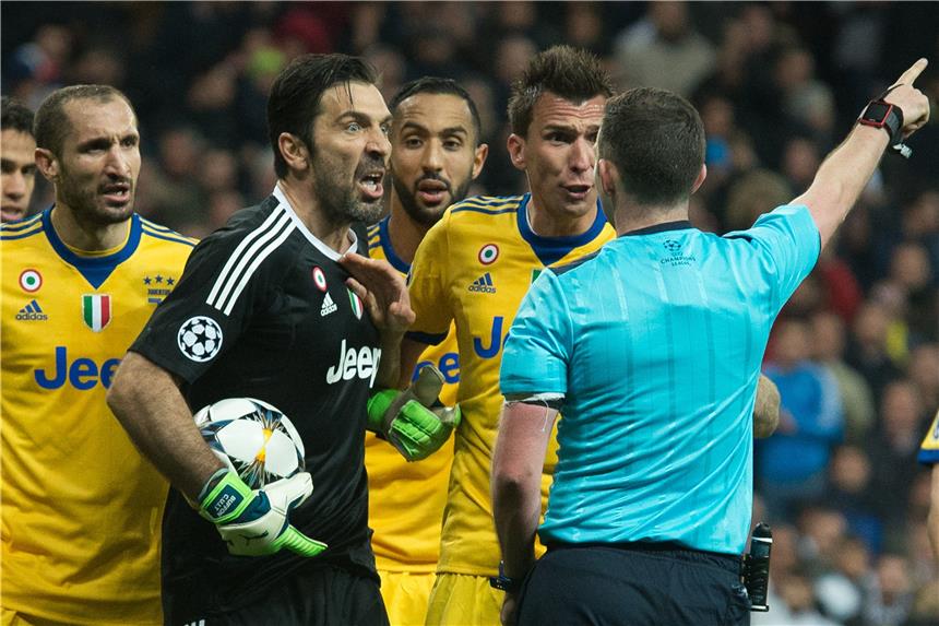 Mülleimer statt Herz! Juve hadert nach Aus gegen Real Gianluigi Buffon konnte seine Emotionen nach dem Elfmeterpfiff kaum zurückhalten - und kassierte die Rote Karte.