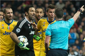 Gianluigi Buffon konnte seine Emotionen nach dem Elfmeterpfiff kaum zurückhalten - und kassierte die Rote Karte.