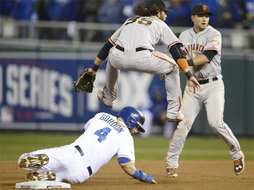 Aus der Luft gefangen: Giants gewinnen World Series Giants-Shortstop Brandon Crawford (M.) mit einer Sprungeinlage über Alex Gordon. Foto: Dave Kaup