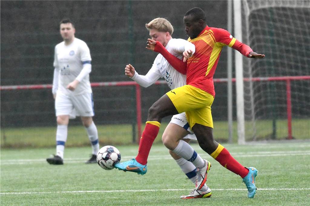 „fast perfekt“ Gibril Harding (r.) spielte sich im Trikot von Mengede 08/20 auf den Radar anderer Vereine.