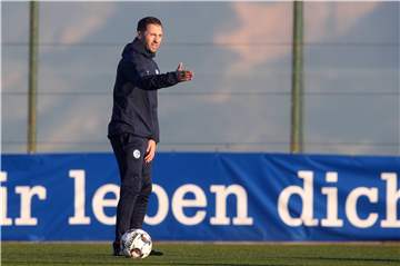 Gibt die Richtung vor: Schalke-Trainer Domenico Tedesco im Trainingslager in Benidorm.
