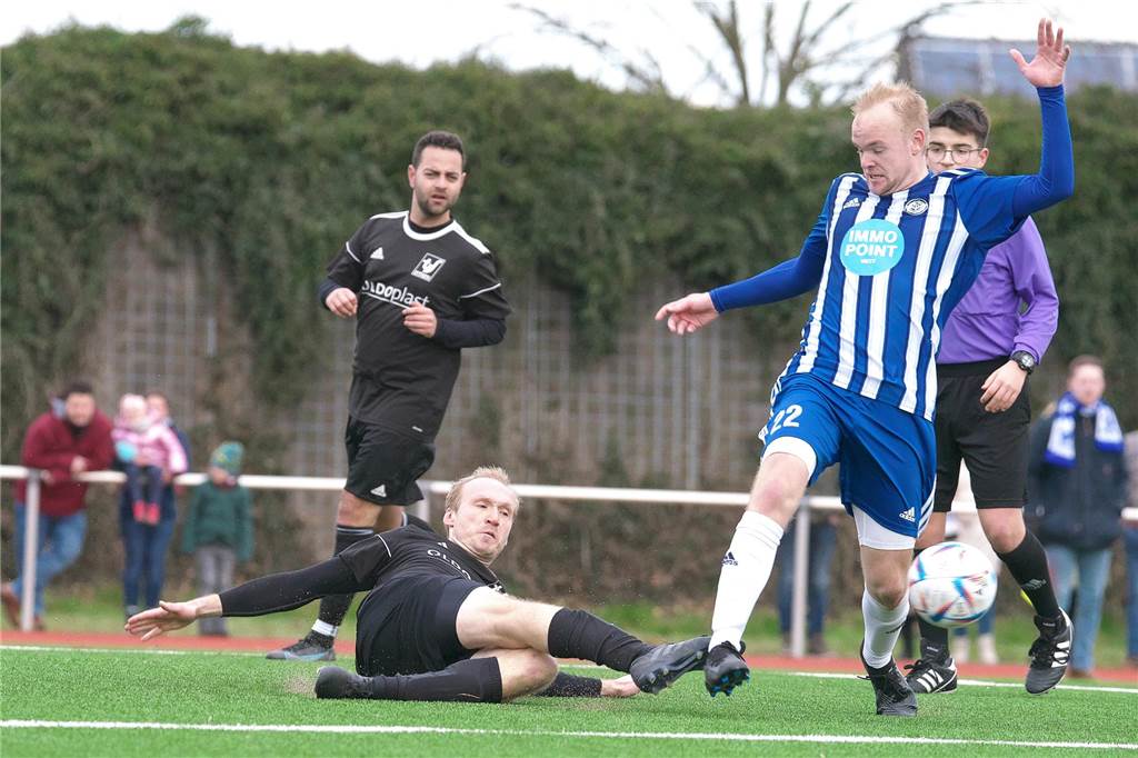Unterstützung für Dennis Schulz Gibt nicht nur vor dem Tor eine gute Figur ab, sondern auch beim Tackling: Tobias Becker, hier beim Derby gegen den ETuS Haltern in der vergangenen Saison, ist in Sythen mittlerweile spielender Co-Trainer.
