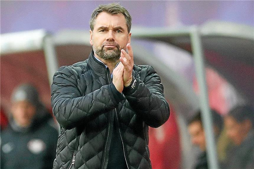 Gibt sich kämpferisch: HSV-Trainer Bernd Hollerbach.