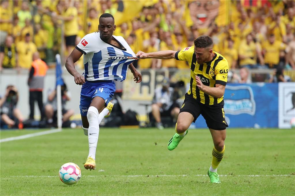 BVB-Neuzugang Salih Özcan exklusiv: „Dann zeigt sich der wahre Charakter“ Salih Özcan im Zweikampf mit Dodi Lukebakio.
