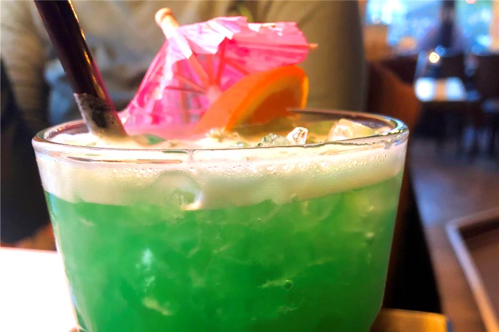Im Copacabana schmeckt‘s gut – auch wenn es von Ahaus ein ganzes Stück bis Südamerika ist Giftige Farbe, aber lecker. Die „Green Mile“ von der Cocktailkarte.
