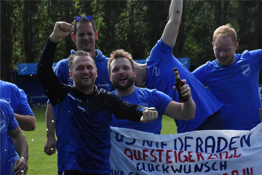 Gigantischer Jubel bei Amel Mesic (l.) und Co.: Der TuS Niederaden schafft den Sprung in die Kreisliga A!