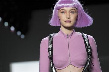 Gigi Hadid erinnert an Milla Jovovich in dem Science-Fiction-Film „Das fünfte Element“. Auf der New Yorker Fashion Week hat Designer Jeremy Scott die Regie übernommen. Foto: Mary Altaffer/AP