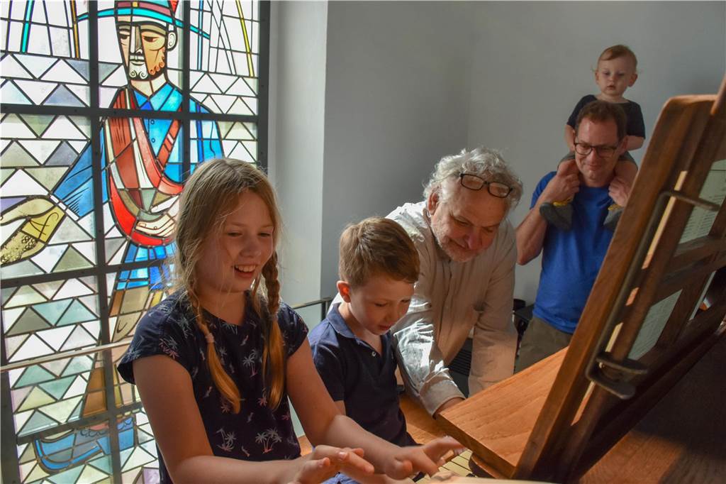 Gijs van Schoonhoven hilft Frieda und David an der Orgel