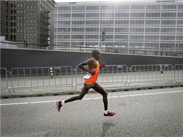 Gilbert Yegon gewann den Düsseldorf-Marathon. Foto: Olaf Kraak