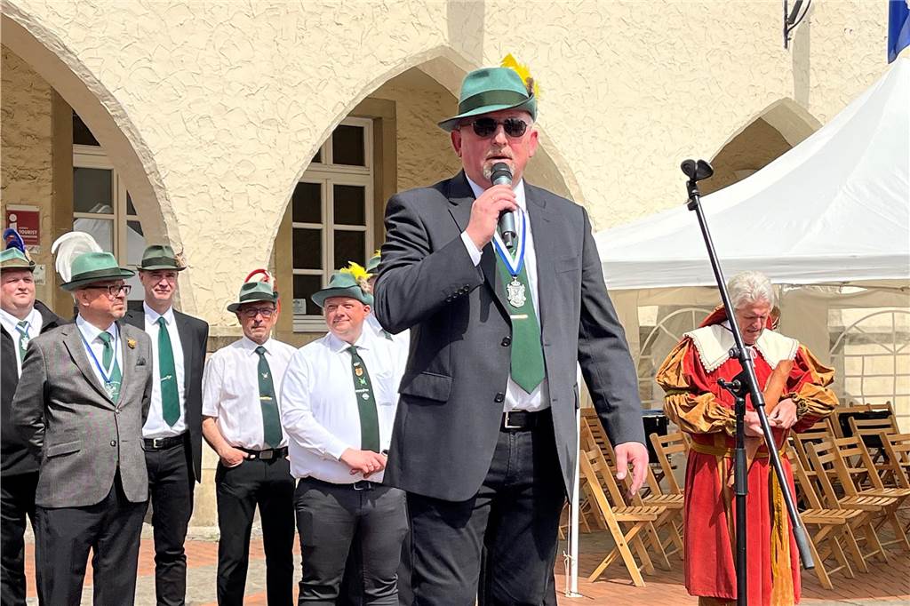 Frank Leopold hält eine Rede