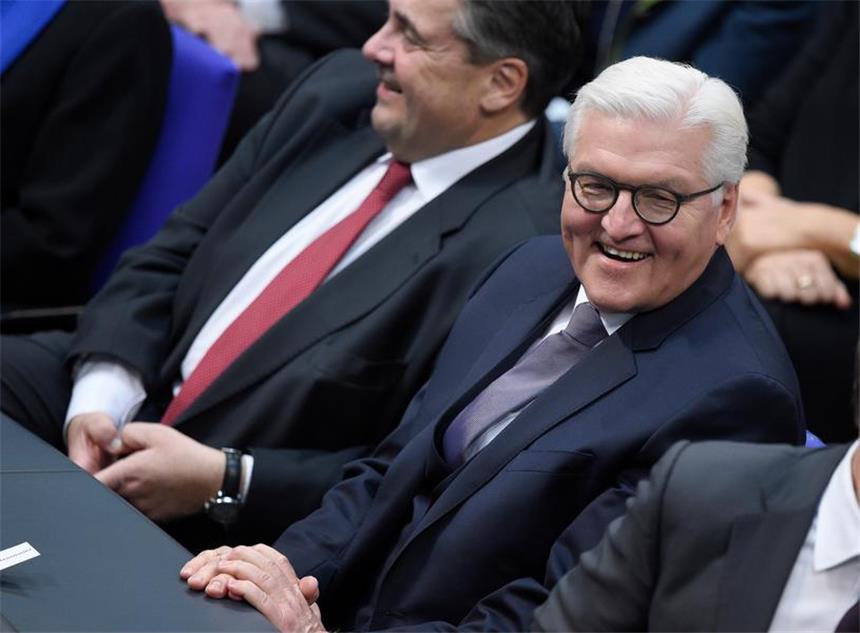 Bundesversammlung wählt jetzt neuen Präsidenten Gilt als großer Favorit auf den Posten des Bundespräsidenten: Der frühere SPD-Außenminister Frank-Walter Steinmeier (r.).