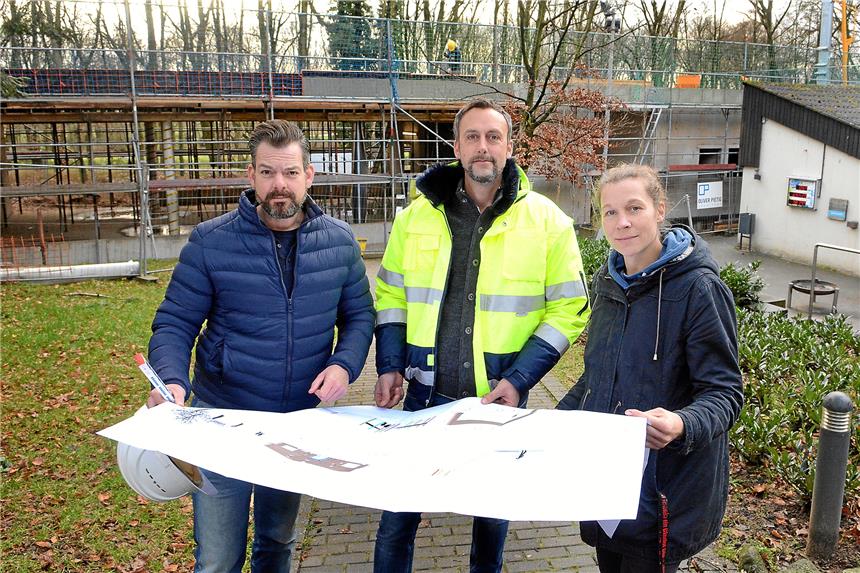 Auf dem Annaberg entsteht eine neue Mehrzweckhalle für die Jugend Gilwell-Geschäftsführerin Elisabeth Baron (v.r.), Vorstand Bodo Schwenken und Architekt Oliver Pietig besprechen Details des Baufortschritts beim Bau der Mehrzweckhalle.