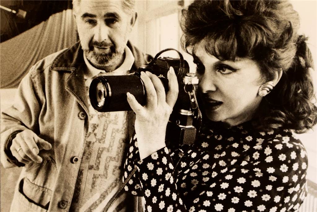Gina Lollobrigida fotografierte in Kamen: Begegnung mit der Film-Ikone Gina Lollobrigida fotografiert in der Sportschule Kaiserau 1990 die deutsche Nationalmannschaft.