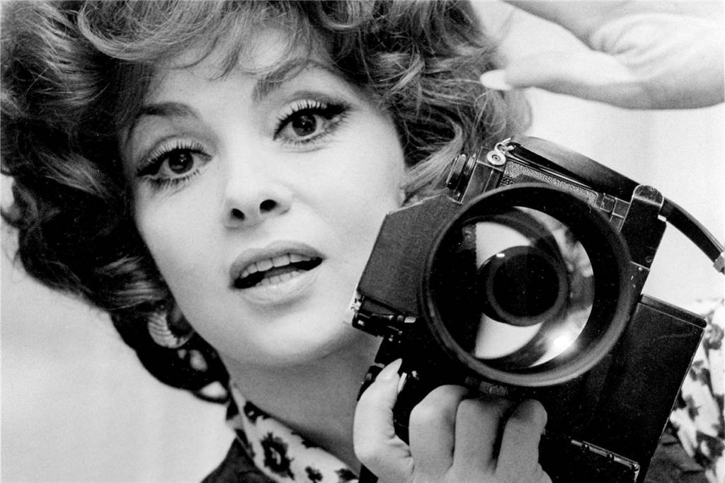 Gina Lollobrigida fotografierte in Kamen: Begegnung mit der Film-Ikone Gina Lollobrigida, italienische Schauspielerin, mit ihrer Kamera, aufgenommen in ihrer Villa an der Via Appia. Die Italienerin fotografierte 1990 in Kamen.