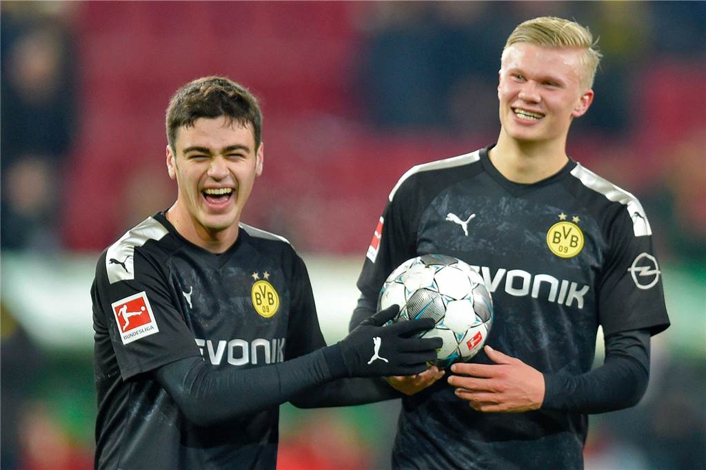 Das Bundesliga-Debüt des Giovanni Reyna - und warum der BVB nicht blind ist Giovanni Reyna (l.) und Matchwinner Erling Haaland bejubeln den BVB-Sieg in Augsburg.
